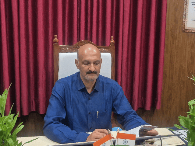 उपभोक्ता आयोग के अध्यक्ष मनोज कुमार मील