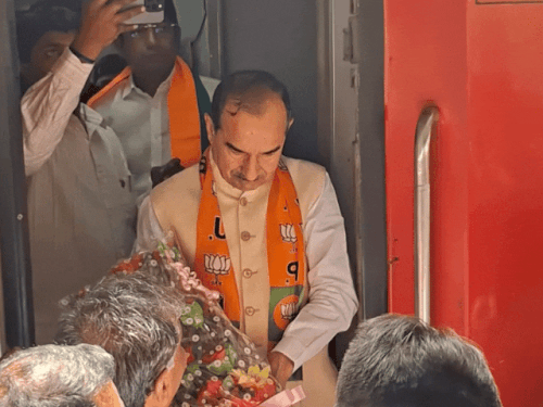 सीकर रेलवे स्टेशन पर 5 मिनट रुककर राठौड़ आगे के लिए रवाना हो गए।
