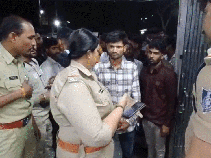 ठगे गए लोगों ने पुलिस को मोबाइल पर भेजी गई युवतियों की तस्वीरें दिखाईं।