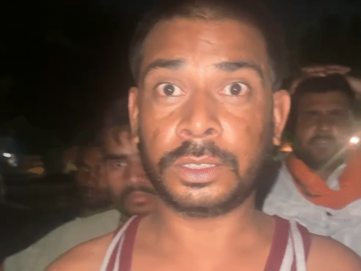 पुलिस ने मुकेश की पत्नी सुनीता (लाल साड़ी में) को गिरफ्तार कर लिया है.