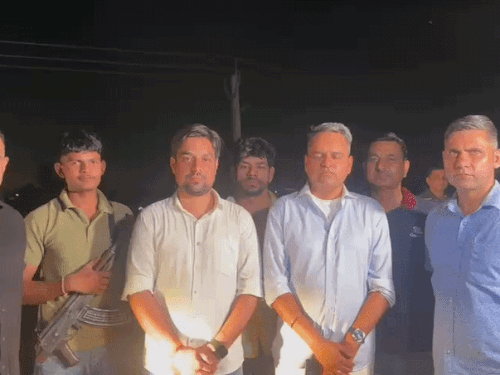 एनकाउंटर के बाद मौके पर मौजूद पुलिस की टीमें।