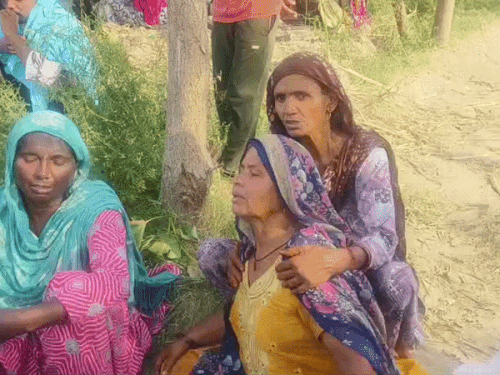 बेटे की मौत के बाद विलाप करती मां और दादी।