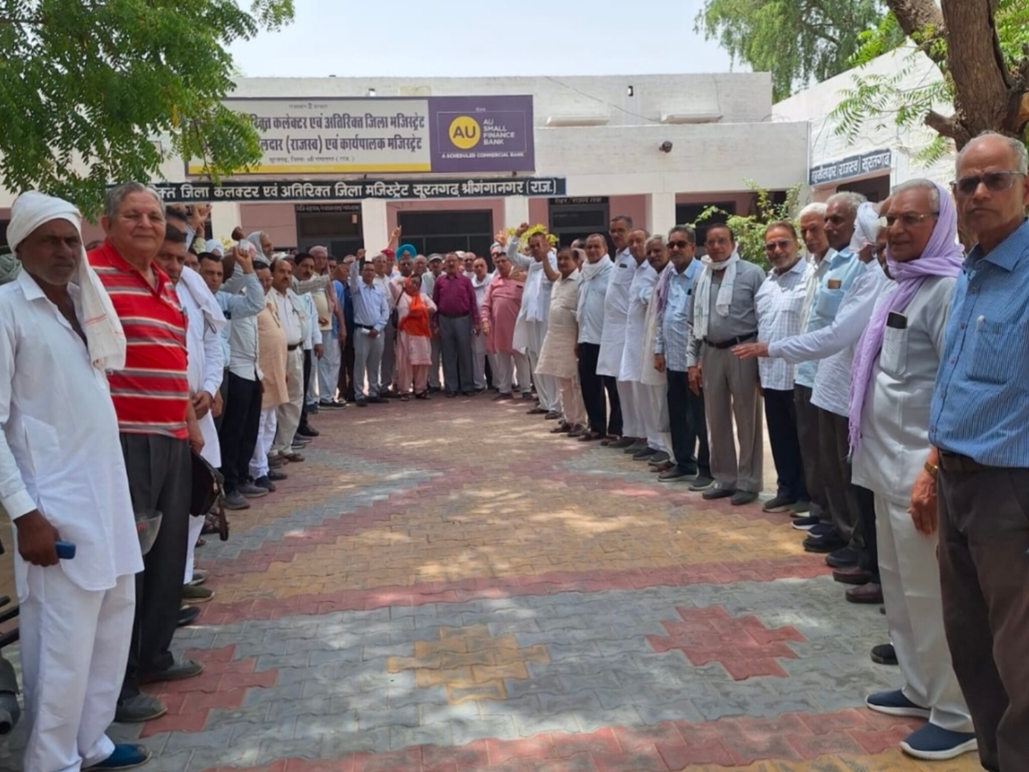 पेंशनर समाज ने 4 सूत्री मांगों को लेकर तहसील कार्यालय पर प्रदर्शन किया।