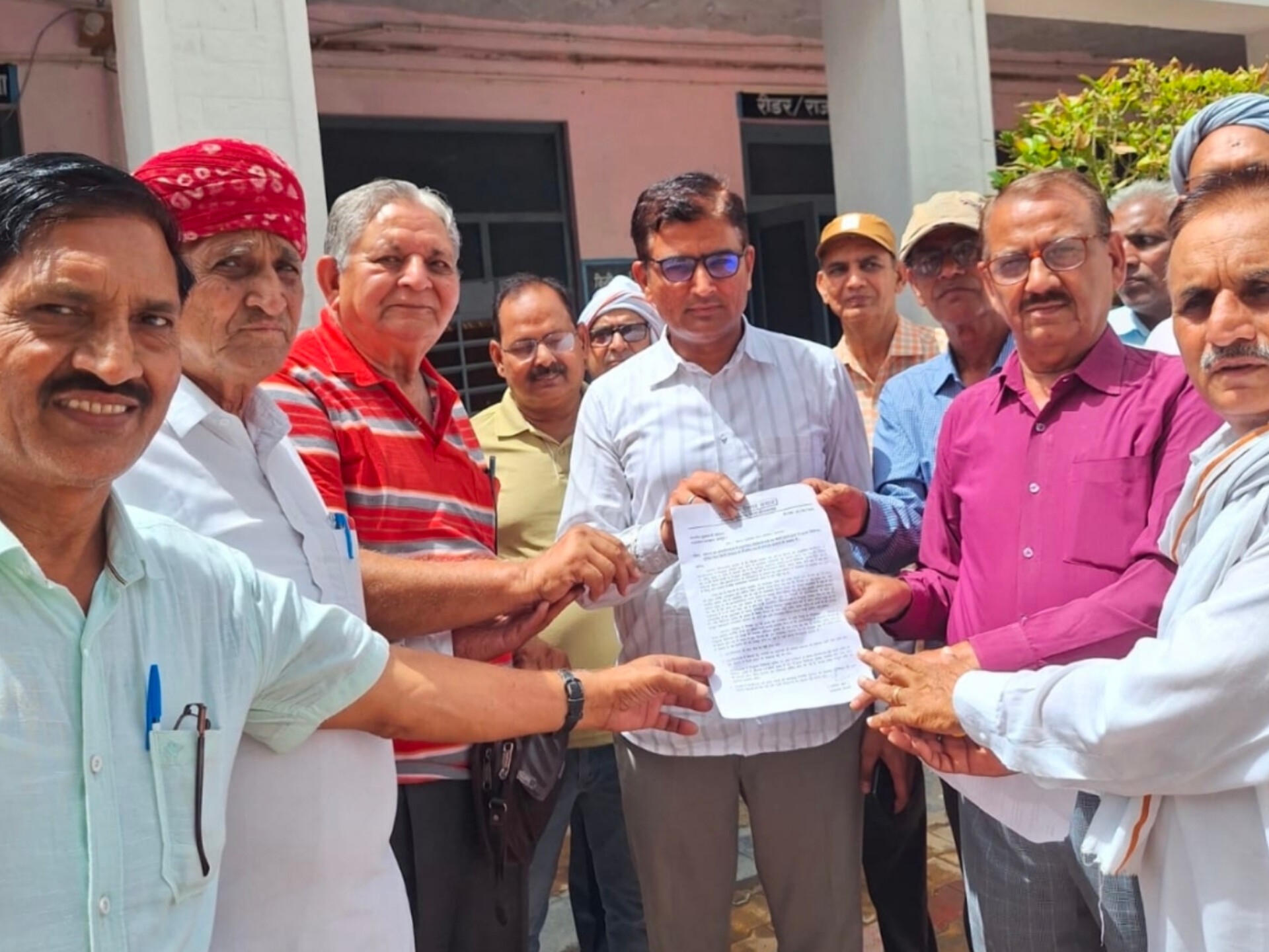 पेंशनर समाज ने तहसील कार्यालय पर प्रदर्शन कर मुख्यमंत्री के नाम ज्ञापन सौंपा।