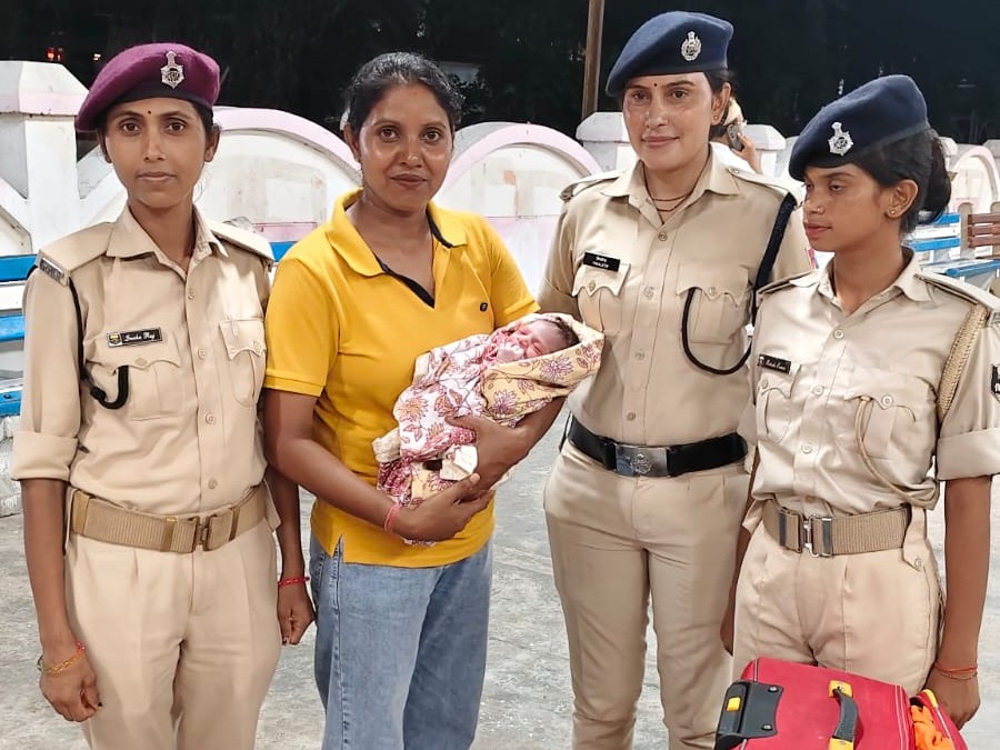 RPF-GRP महिला जवानों की गोद में नवजात।