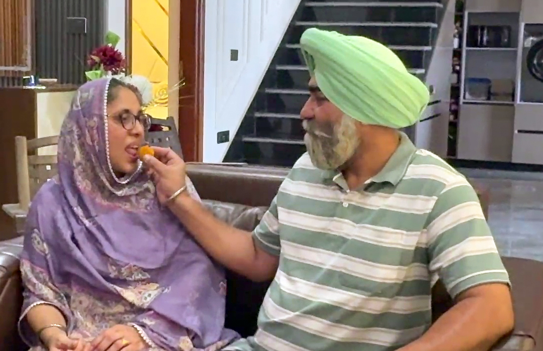 जीत के बाद गुरिंदरवीर सिंह की मां रुपिंदर कौर और पिता कमलजीत सिंह।