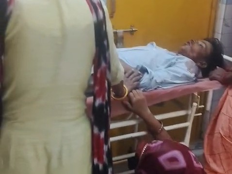 दोनों लड़के स्ट्रेचर पर अचेत पड़े थे। डॉक्टरों ने उन्हें मृत घोषित कर दिया।