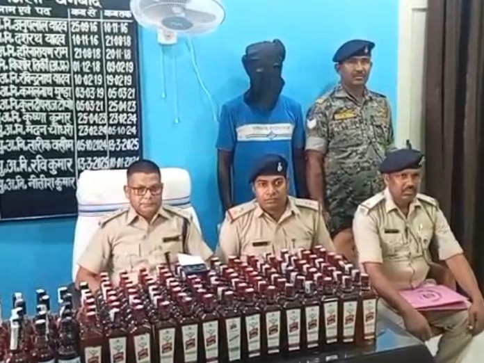 धनबाद में 400 बोतल अवैध शराब जब्त:  वाहन जांच के दौरान ऑटो में मिली खेप, पुलिस को देख भागने लगा चालक, दबोचा गया – Dhanbad News