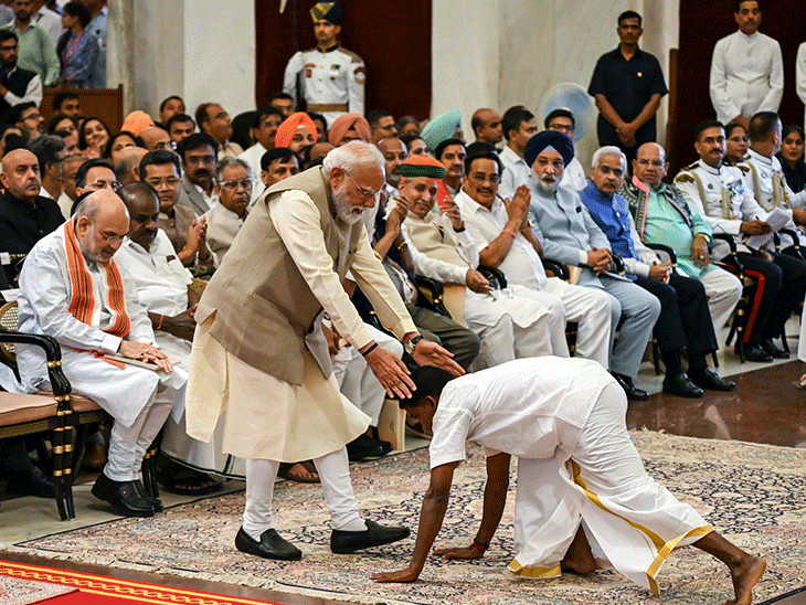 के. पजनीवेल को पारंपरिक मार्शल आर्ट के क्षेत्र में उनके योगदान के लिए पद्मश्री पुरस्कार से सम्मानित किया गया। उन्होंने जमीन पर लेटकर पीएम मोदी को प्रणाम किया।