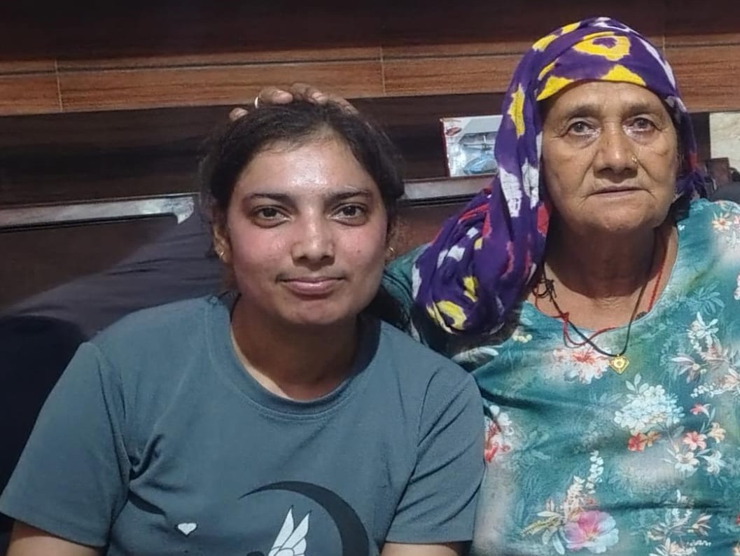 नानी इन्द्रो के साथ मनीषा।