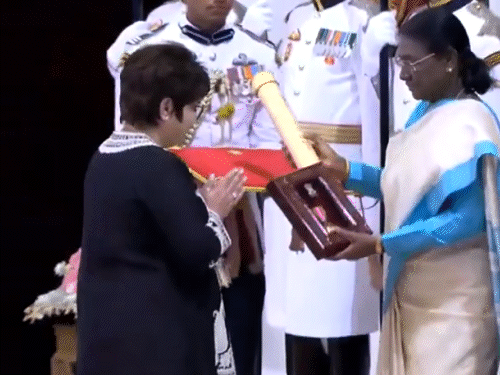President Draupadi Murmu honored well-known advertising personality Piyush Pandey with the Padma Bhushan award. His wife Neeta Joshi received the award.
