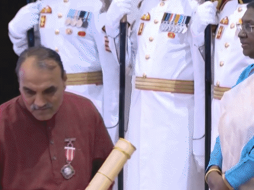चिकित्सा सेवा के क्षेत्र में काम के लिए डॉक्टर दंपती को पद्मश्री सम्मान मिला है।