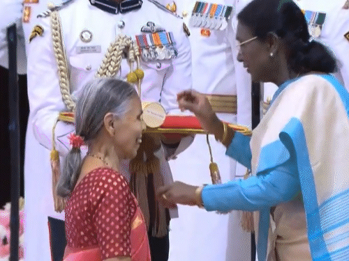 डॉक्टर सुनीता गोडबोले को राष्ट्रपति द्रौपदी मुर्मू सम्मानित करते हुए।