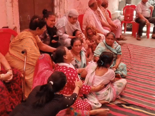 बच्चे की मौत की खबर मिलते ही फिरोजाबाद में उसके घर पर रिश्तेदार और आसपास के लोग घर पहुंच गए। परिवारवालों का रो-रोकर बुरा हाल हो गया।