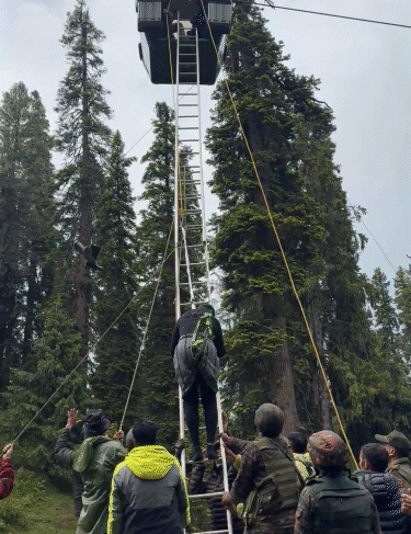 कम ऊंचाई वाली केबिन कारों से लोगों को सीढ़ियों के सहारे उतारा गया।