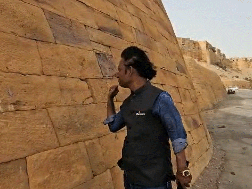 सोनार किला लिविंग फोर्ट है। इसके अंदर करीब 4 हजार लोग रहते हैं। इसकी बलुआ पत्थरों से बनी दीवारें काफी ज्यादा गर्म हो रही हैं।