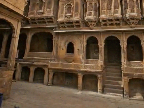 तस्वीर, पटवा हवेलियों की है। यहां की हवेलियां देखने दुनियाभर से टूरिस्ट आते हैं। इन दिनों ये सुनसान हैं।