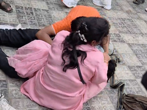 पिता बेटे की लाश से लिपट गए। रोते हुए कहा- जिप लाइन संचालकों की लापरवाही की वजह से बेटा चला गया।
