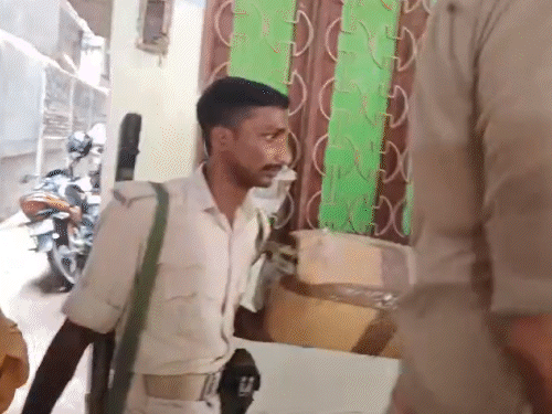 छापेमारी के दौरान नकली दवाइयां बरामद की गई हैं.