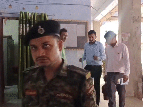 पूर्व सांसद की बिल्डिंग पर ड्रग विभाग की छापेमारी की तस्वीरें.