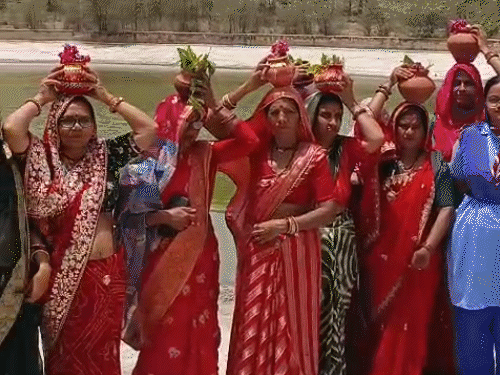 सीकर में वंदे गंगा जल संरक्षण अभियान के शुभारंभ के मौके पर स्मृति वन में राजीविका से जुड़ी महिलाओं ने मंगल गीत गाए और कलश धारण किए।