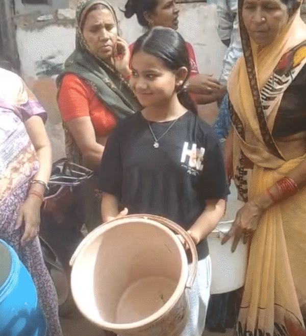 वार्डों में लोग खाली बर्तन लेकर खड़े हैं।