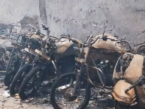हीरो शोरूम की बाइक आग की चपेट में आकर पूरी तरह जल गईं।