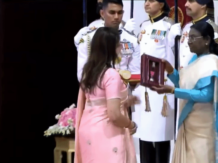Hema Malini received the award in place of film star Dharmendra.