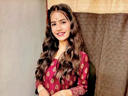 मृतक दंपत्ति की बेटी दिव्या को भी गोली लगी है.