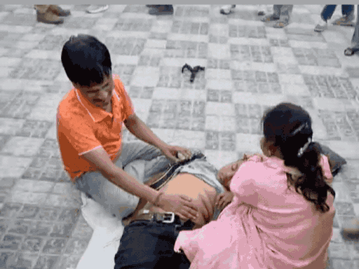हादसे के बाद माता-पिता बेटे की लाश के बास बैठकर रोते रहे।