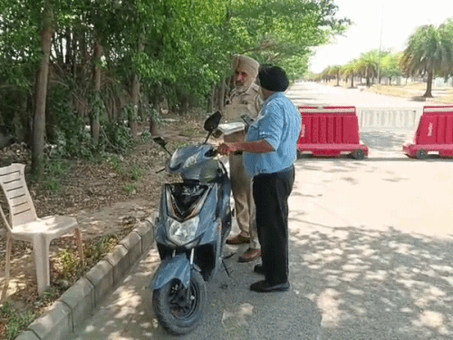 सुरक्षा गार्ड से पूछताछ करते पुलिसकर्मी।
