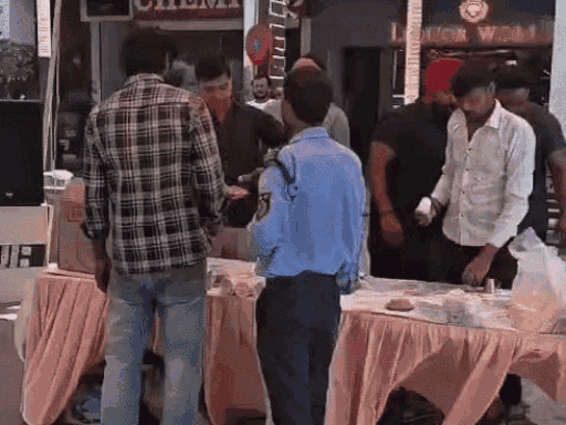 ठेके के बाहर शराब वाले बर्फ के गोले लेने के लिए पहुंचे लोग।