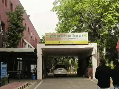 हरियाणा विद्यालय शिक्षा बोर्ड (BSEH) चेयरमैन के अनुसार, परीक्षा दो दिनों में अलग-अलग शिफ्ट में आयोजित की जाएगी।