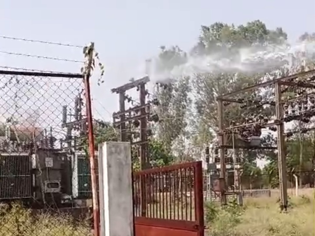 ओवरहीट ट्रांसफार्मर पर पानी की बौछार मारी गई।