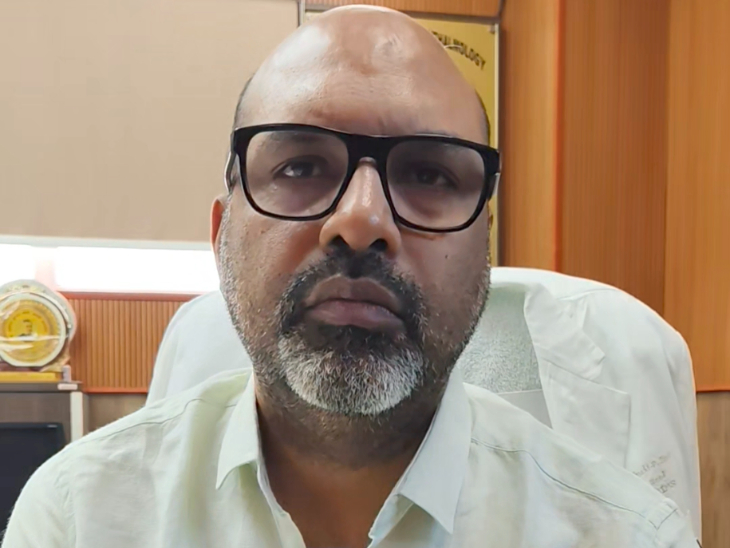 डिप्टी डायरेक्टर सह संस्थान प्रवक्ता प्रो. विभूति प्रसन्न सिन्हा।