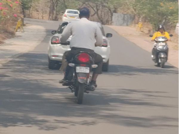 अलकेश की कार, जिसे वह खुद चलाकर मंत्री के बंगले तक जाता है।