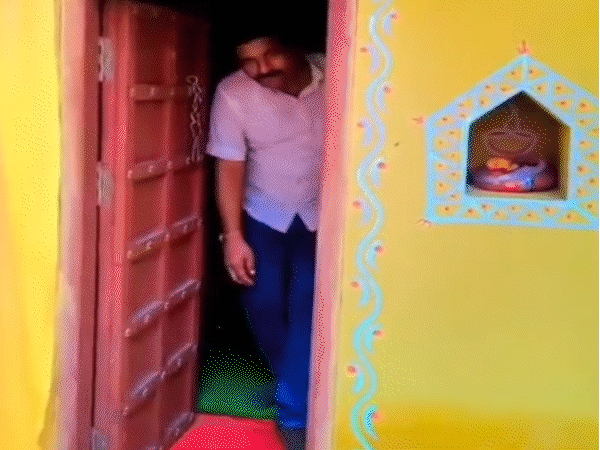 प्राथमिक शिक्षक राकेश तिवारी अपने साथियों के साथ रील बनाते हुए।