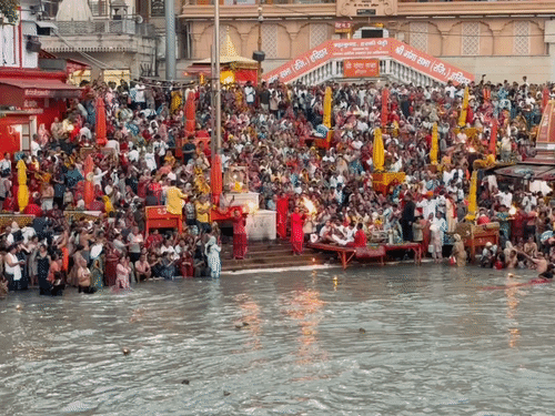 हरकी पैड़ी पर सुबह 5 बजे गंगा आरती हुई।