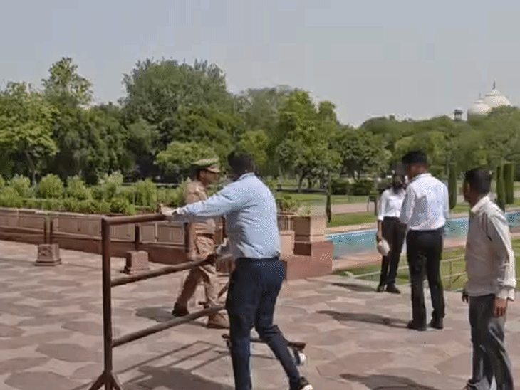 अमेरिकी विदेश मंत्री के दौरे के लिए ताजमहल में बैरिकेडिंग कर दी गई। टूरिस्ट की एंट्री रोक दी गई।