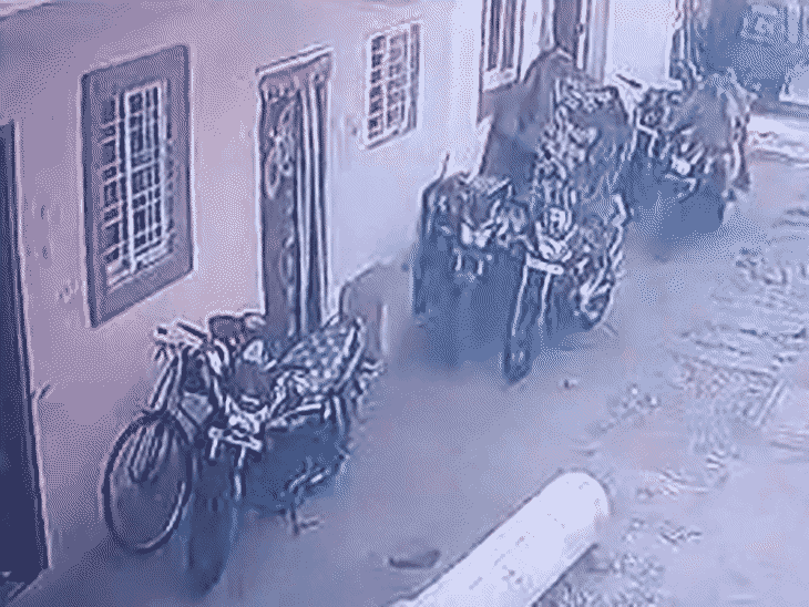 बाइक से नगर सैनिक प्रशांत अपनी मंगेतर के साथ 12 खोली राजमोहल्ला पहुंचा।