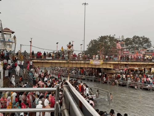 तीन घंटे तक हरकी पैड़ी पर पाव रखने की जगह नहीं मिली।