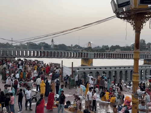 हरिद्वार के सभी घाटों में भीड़ दिखी।