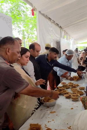 प्रतीक यादव की 13वीं में पहुंचे सीएम योगी, श्रद्धांजलि देकर अपर्णा यादव को बंधाया ढांढस