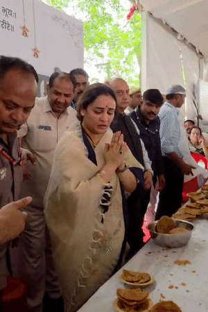 प्रतीक यादव की 13वीं में पहुंचे सीएम योगी, श्रद्धांजलि देकर अपर्णा यादव को बंधाया ढांढस
