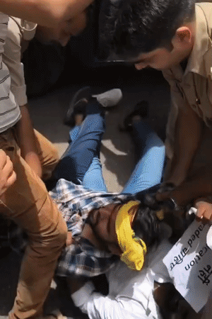 सड़क पर लेटकर छात्रों ने ड्रेस कोड का विरोध किया है। इसके बाद पुलिस उन्हें उठाकर लेकर गई है।