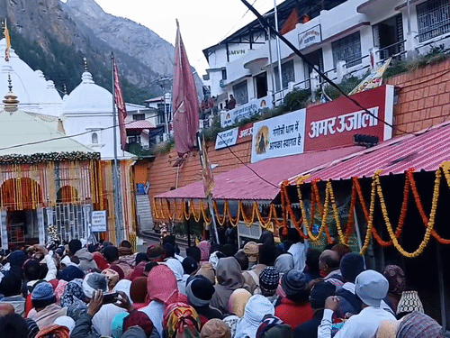 गंगोत्री धाम में पैर रखने की जगह नहीं है।