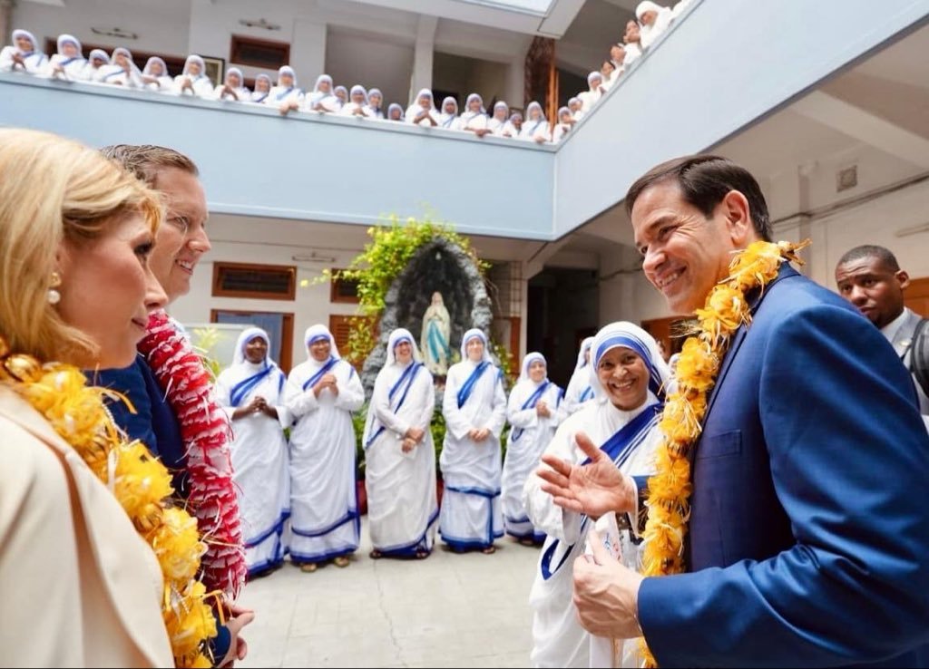 अमेरिकी विदेश मंत्री मार्को रूबियो ने शनिवार को मिशनरीज ऑफ चैरिटी के मुख्यालय 'मदर हाउस' का दौरा किया। इस दौरान उनकी पत्नी जीनत रूबियो और भारत में अमेरिकी राजदूत सर्जियो गोर भी मौजूद थे।