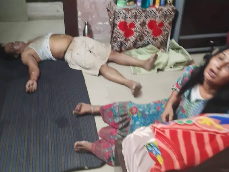 अनिल कपूर के निधन के बाद शव के पास रोती हुई बेटी।