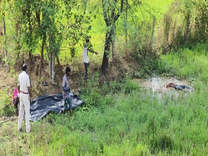 मर्डर के बाद शव को पास झाड़ियों में फेंककर सभी आरोपी झारखंड रवाना हो गए।