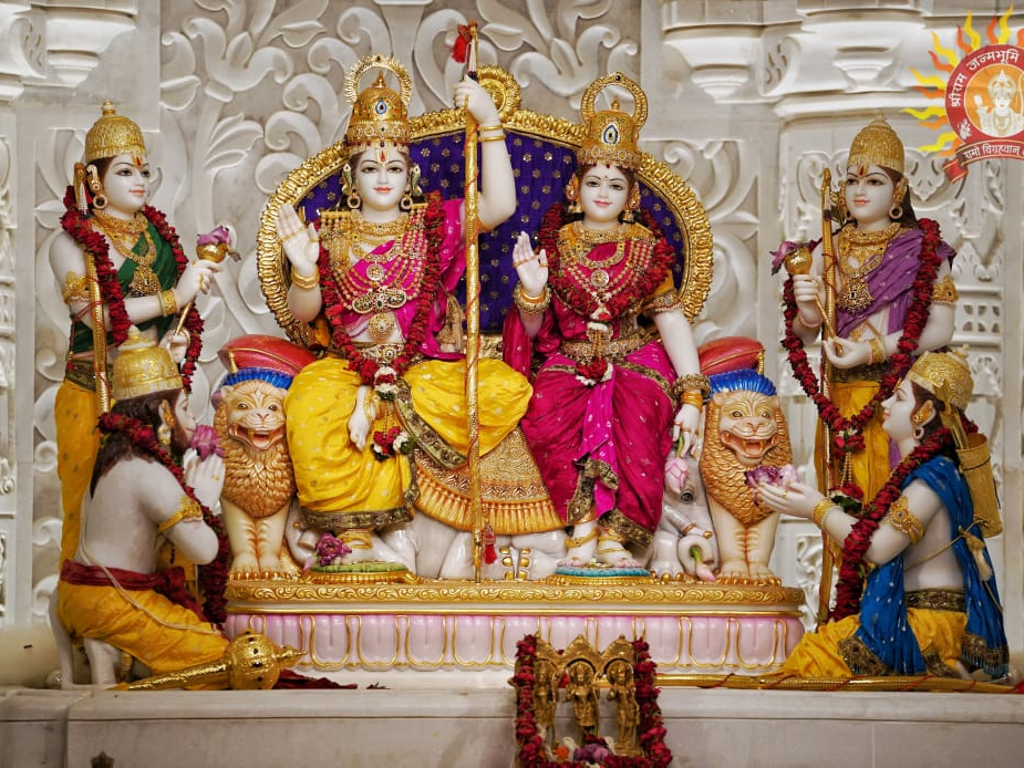 राम मंदिर के फर्स्ट फ्लोर पर राम दरबार बनाया गया है।